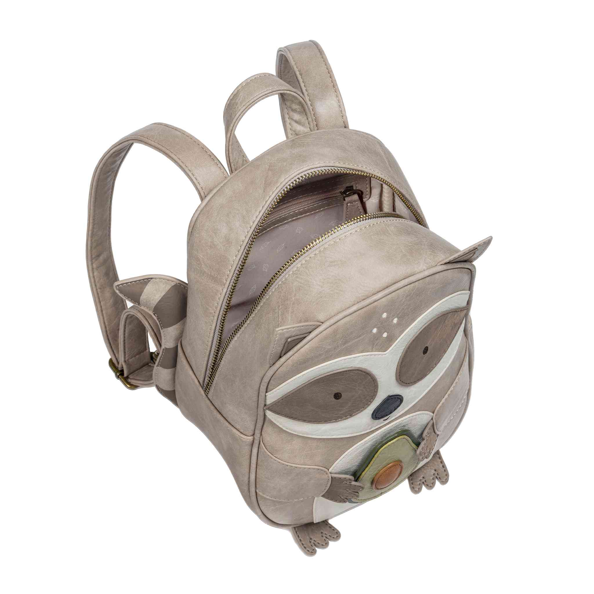 The Little Who - Rucksack Waschbär Waldemar, ein kleiner, beiger Rucksack in Form einer Eule, mit großen Augenklappen und einem Schnabel. Die Eule hält eine Avocado in der Hand, die sich am Boden des Rucksacks befindet. Er ist aus nachhaltigen Materialien gefertigt, hat verstellbare Riemen, eine Öffnung mit Reißverschluss und zusätzliche kleine Details wie Ohren und Füße.