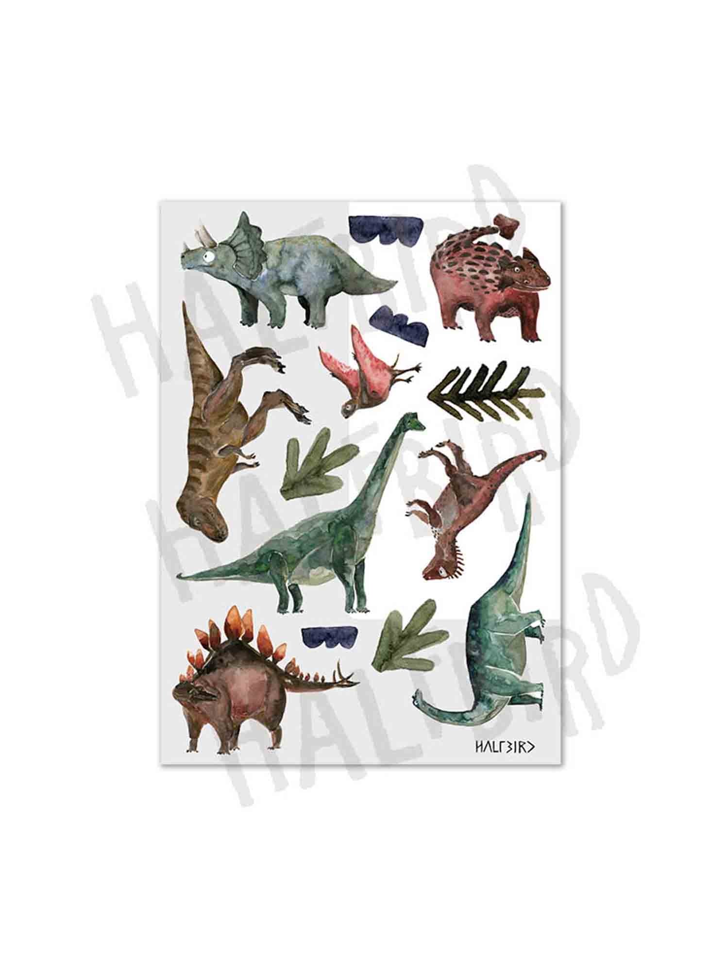 Illustrierte Aufkleber verschiedener Dinosaurier in unterschiedlichen Farben und Posen, darunter ein Triceratops, Stegosaurus, Brontosaurus, T-Rex und Pterodaktylus. Perfekt für Kinderzimmer oder Babyalben. Es sind auch verschiedene Blätter und Krallen enthalten. Die Illustration hat ein Wasserzeichen mit der Aufschrift „HALFBIRD - Set Reflektierende Aufkleber: Dino“.