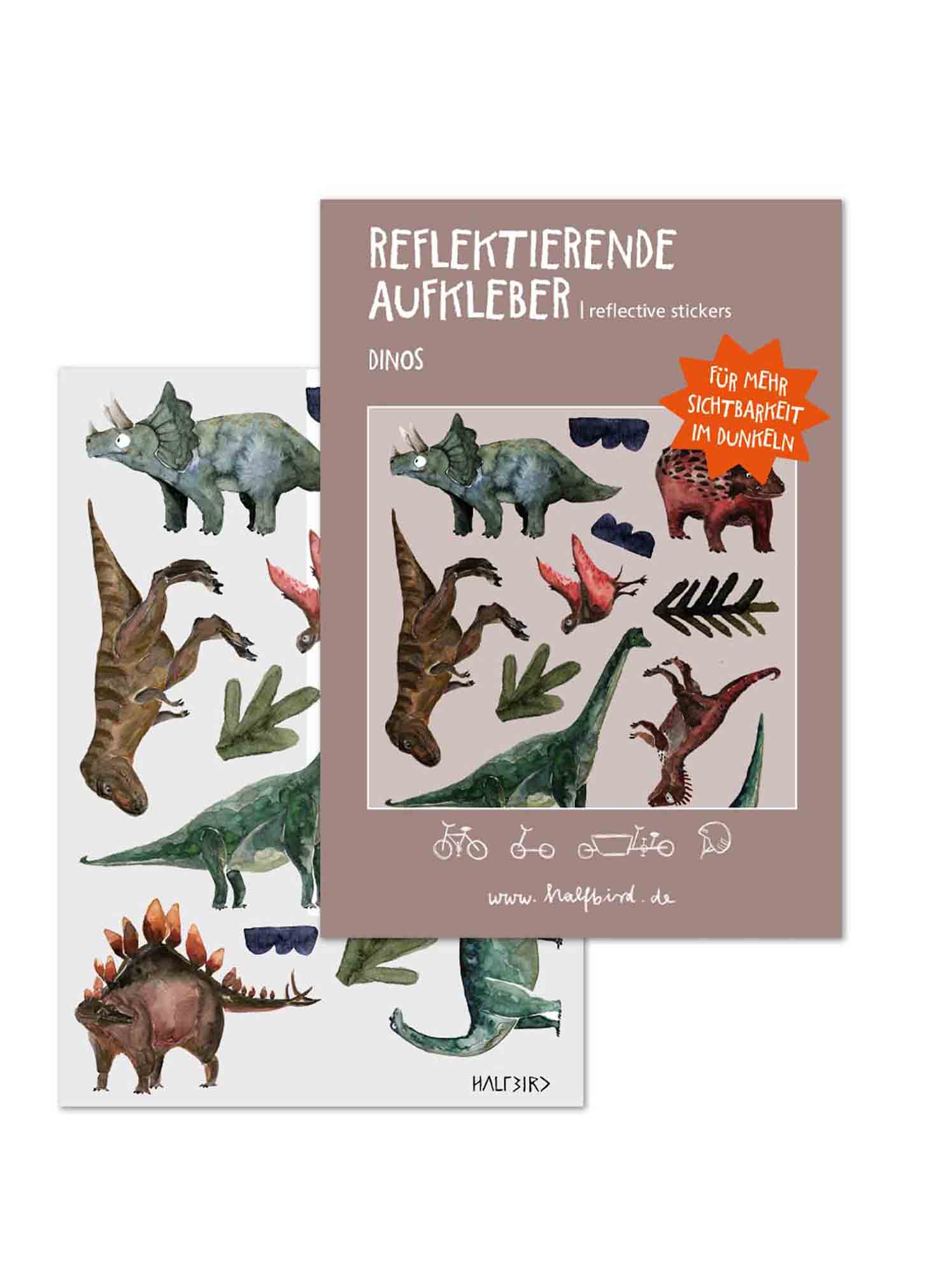 Zwei Bögen mit reflektierenden Aufklebern mit verschiedenen Dinosauriern, darunter ein Triceratops, ein Stegosaurus und ein Tyrannosaurus Rex, sowie Blattdekorationen. Die Verpackung trägt die Aufschrift „Halfbird – Set Reflektierende Aufkleber: Dino“ und „Halfbird“, ideal für Kinderkleider, um die Sichtbarkeit im Dunkeln zu verbessern.