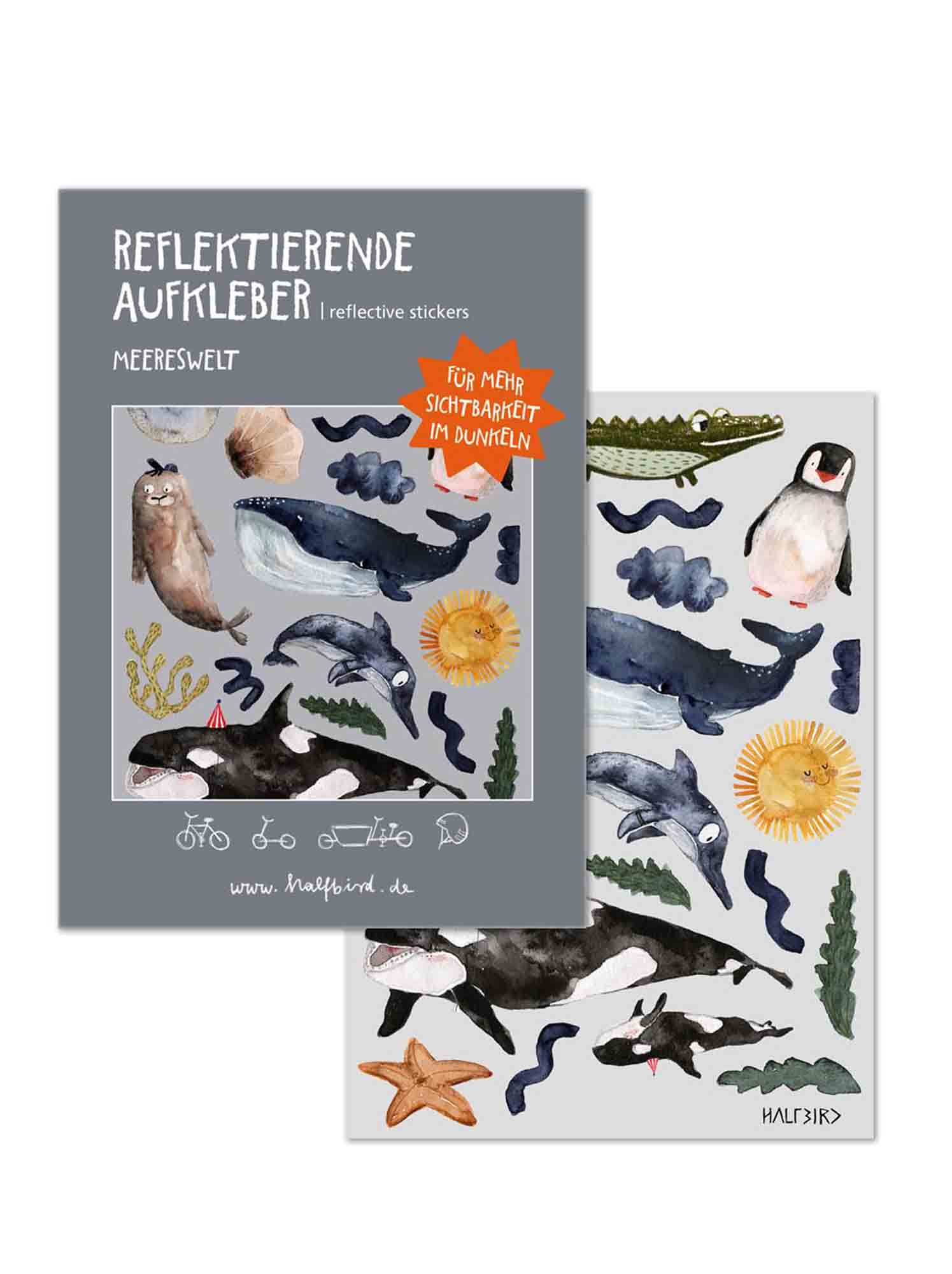 Es liegt ein Bogen mit reflektierenden Aufklebern zum Thema Meer bei, perfekt für Kinder. Die Aufkleber zeigen Aquarellillustrationen von Meerestieren wie Walen, Pinguinen, Robben, Fischen und Seetang. Auf der Verpackung steht „Halfbird – Set Reflektierende Aufkleber: Meereswelt“ und „Für mehr Sichtbarkeit im Dunkeln.“