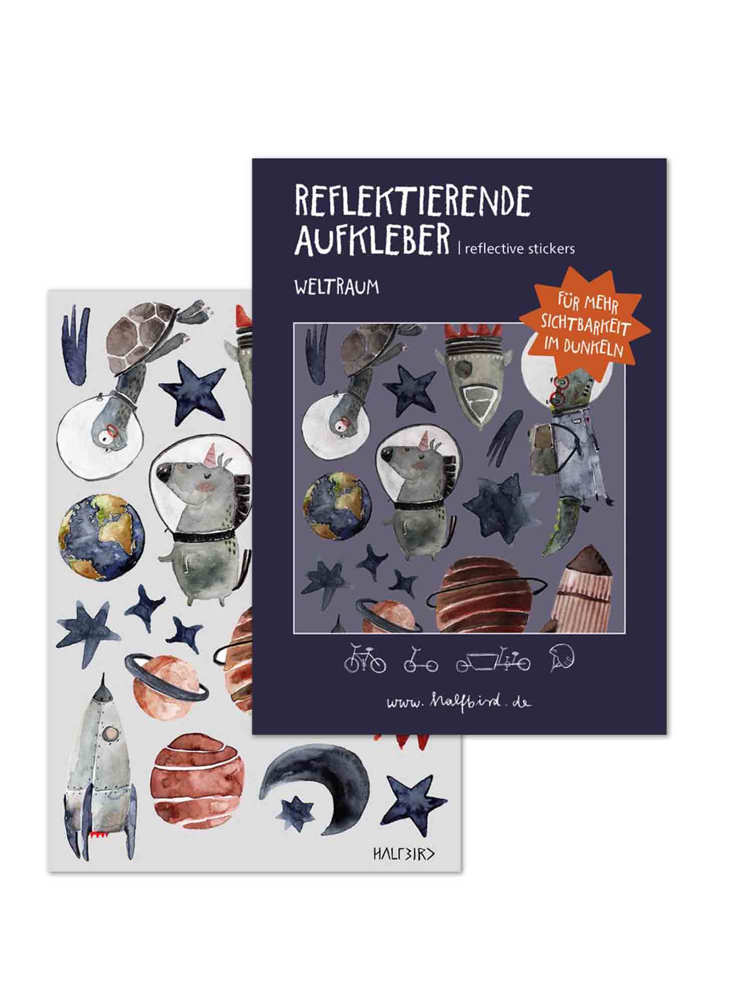 Zwei Bögen mit reflektierenden Aufklebern mit Weltraummotiven wie Astronauten, Sternen, Planeten und Raketen. Perfekt zum Verzieren von Kinderkleidern oder Babyausstattung. Das obere Blatt ist teilweise in einer violetten Verpackung mit der Aufschrift „Halfbird – Set Reflektierende Aufkleber: Weltraum“ sichtbar und enthält den Text „Für mehr Sichtbarkeit im Dunkeln“.