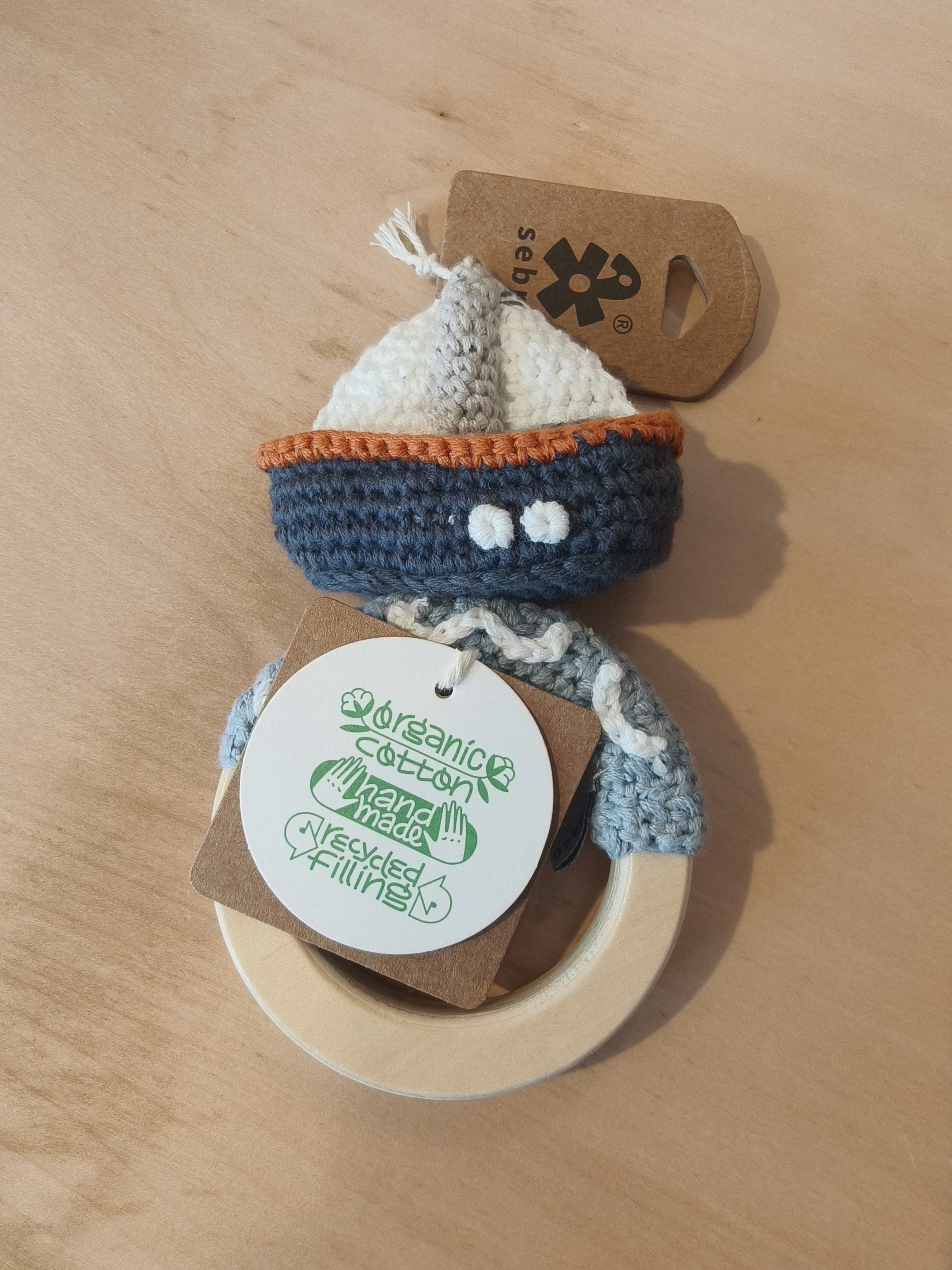 Häkelrassel Boot auf Holzring