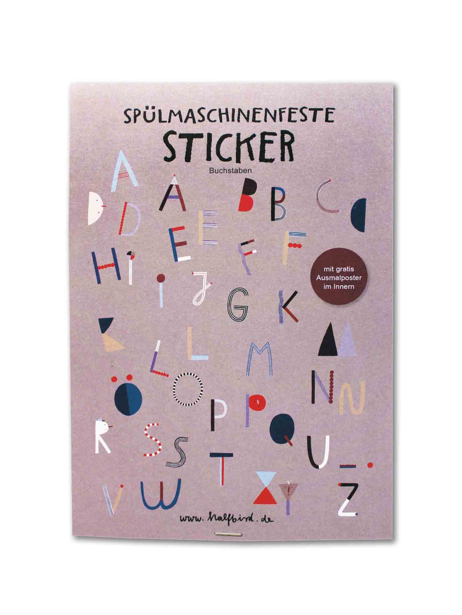 Das Bild zeigt einen Halfbird-Aufkleberbogen mit bunten, zufällig angeordneten Buchstaben des Alphabets. Der deutsche Text oben lautet „Halfbird - Spülmaschinenfeste Aufkleber: ABC“, gefolgt von „mit gratis Ausmalposter im Inneren“. Die Website „wundertastisch.de“ befindet sich unten.