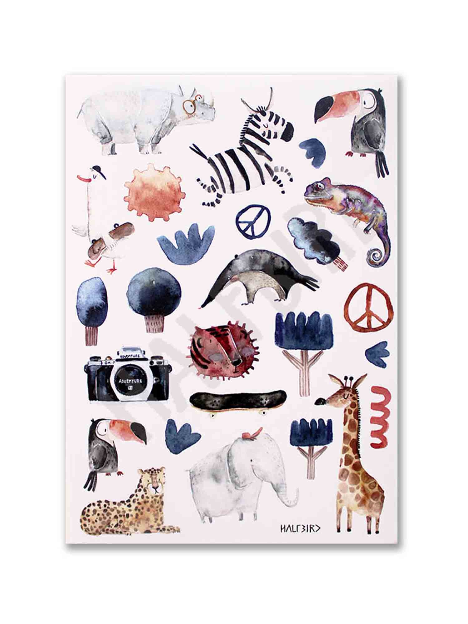 Ein Poster aus unserem Kinderartikelgeschäft mit verschiedenen Aquarell-Tierillustrationen, darunter ein Nashorn, ein Zebra, ein Tukan, ein Chamäleon, ein Storch, eine Fledermaus, ein Igel, ein Elefant und eine Giraffe. Es enthält außerdem Objekte wie eine Kamera und ein Skateboard neben Halfbird - Spülmaschinenfeste Aufkleber: Safari mit Friedenssymbolen und abstrakten Formen.